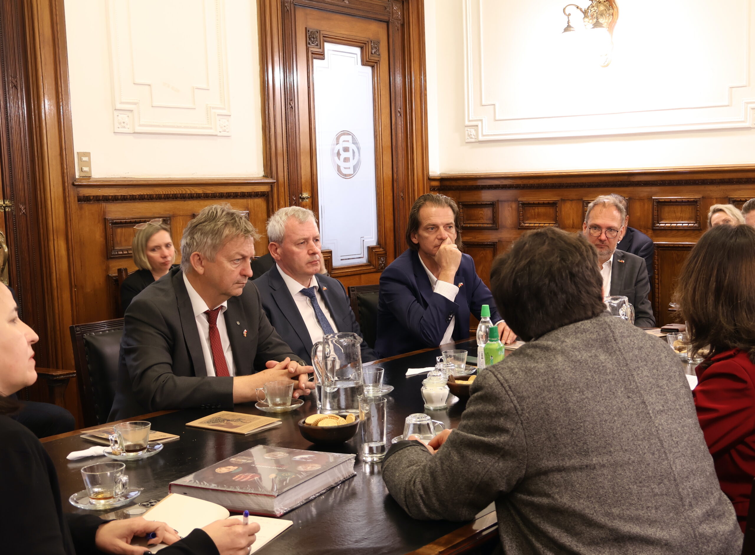 3. Reunion embajada A