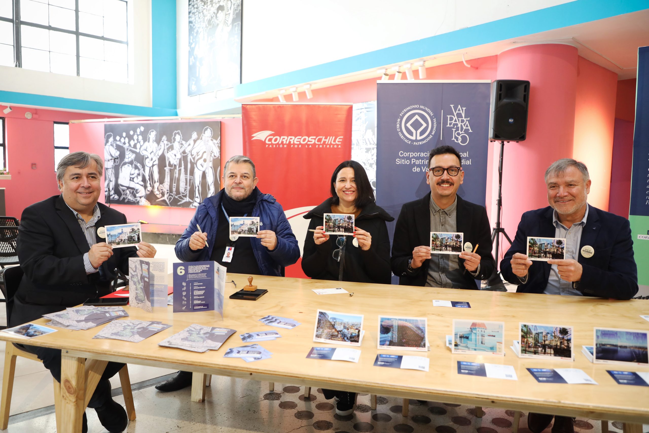 Valparaíso, 24 de mayo de 2025
Hito del inicio del Día de los Patrimonios en la Región de Valparaíso con el lanzamiento oficial de una inédita serie de postales dedicadas a los seis atributos que justifican la declaración del área histórica de Valparaíso como Patrimonio Mundial por la UNESCO.
Foto: Leonardo Rubilar Chandía/Municipalidad de Valparaíso