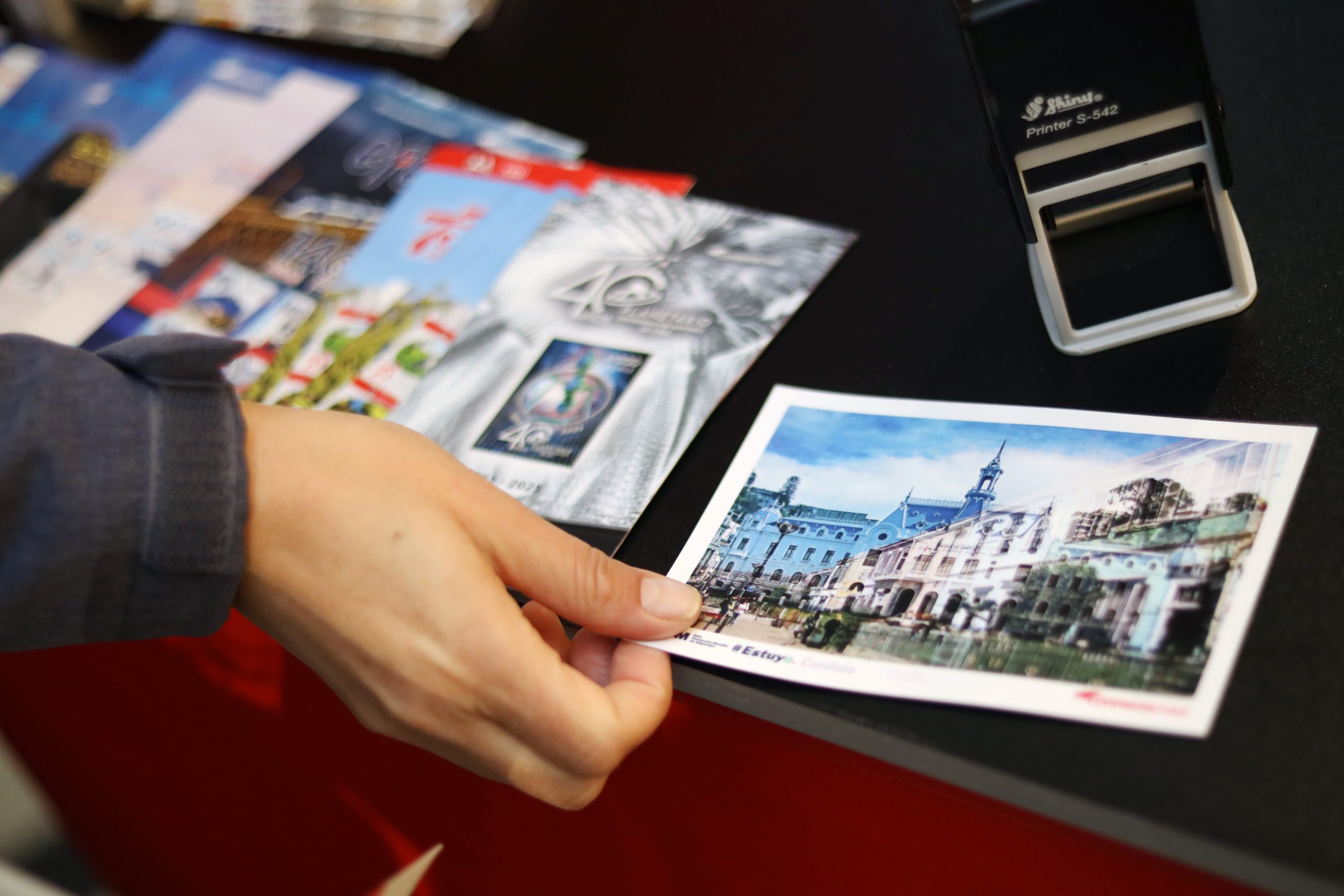 Valparaíso, 24 de mayo de 2025
Hito del inicio del Día de los Patrimonios en la Región de Valparaíso con el lanzamiento oficial de una inédita serie de postales dedicadas a los seis atributos que justifican la declaración del área histórica de Valparaíso como Patrimonio Mundial por la UNESCO.
Foto: Leonardo Rubilar Chandía/Municipalidad de Valparaíso
